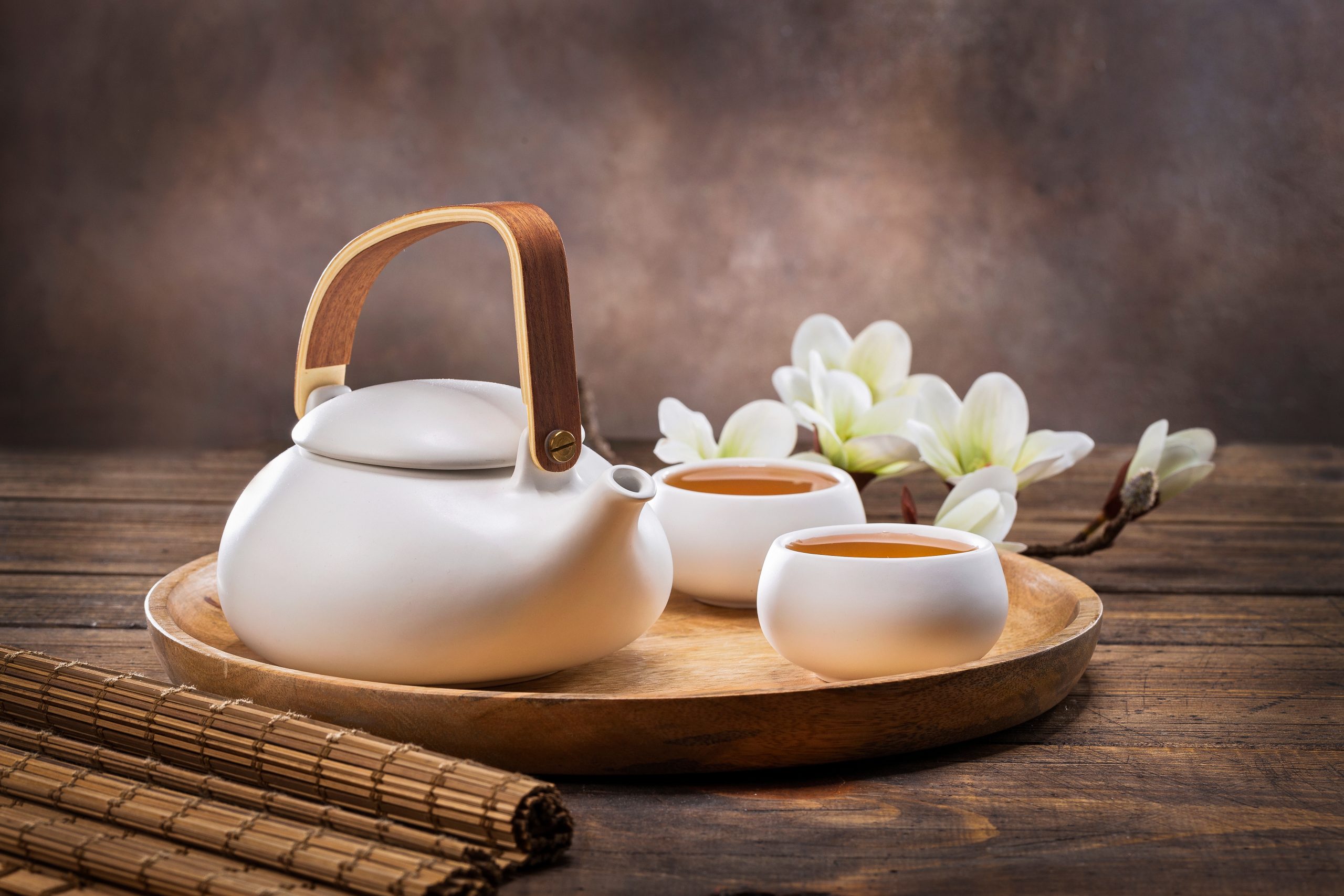 Tea,Concept,With,White,Tea,Set,Of,Cups,And,Teapot